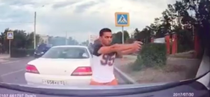 Kőkemény videó Oroszországból: lövöldözés lett a közúti balhéból
