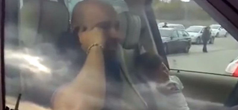 Nem csak a vezetés közbeni mobilozást bünteti a rendőr