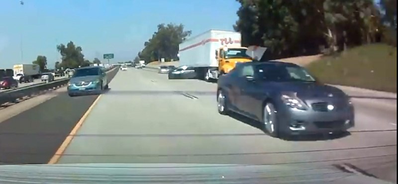 Videó: kamion alá lökött egy autós egy másikat, mert versenyzett