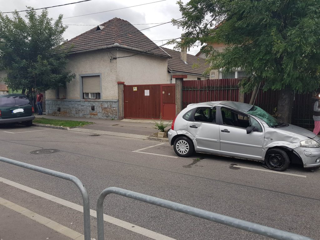 20. kerület: Felborult egy autó, egy ember megsérült a Jahn Ferenc Dél-Pesti Kórház előtt