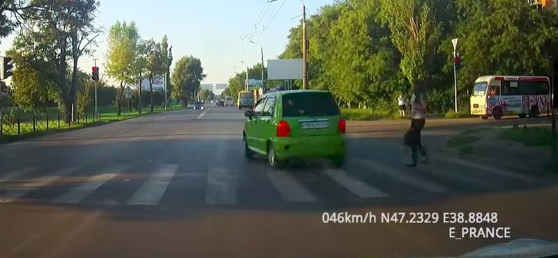 Videó: Piroson hajtott át az autós, majdnem elütötte a gyalogost – de a legrosszabb csak ezután következett