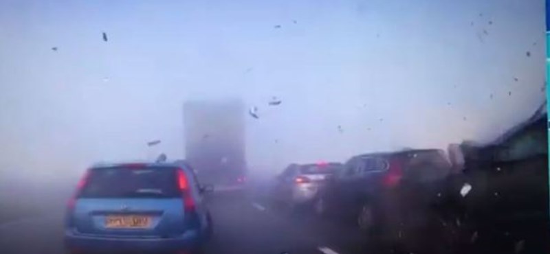 Elképesztő nézni, ahogyan az autósok lassítás nélkül rohannak bele a vak ködbe – videó