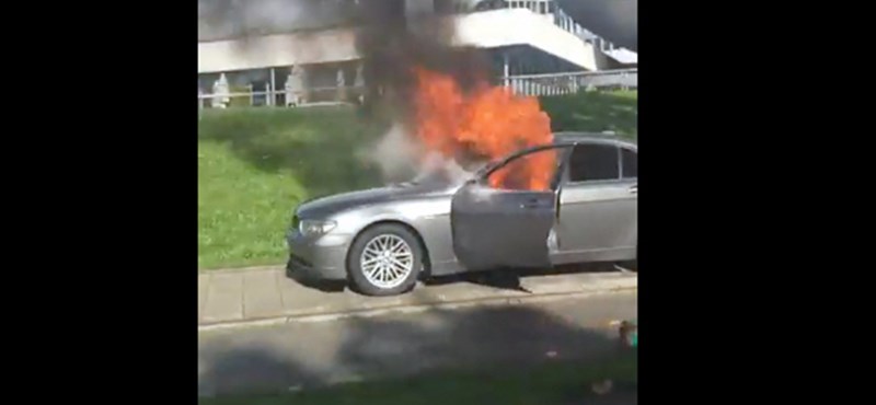Na az kellemetlen, amikor a BWM központja előtt lángol egy BMW – videó