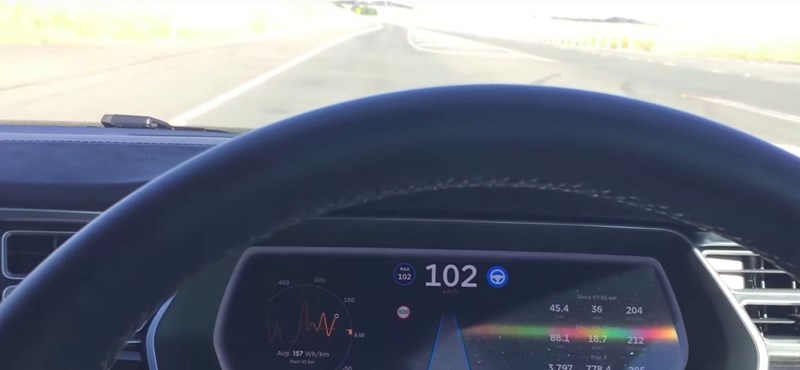 Ez történik, ha valaki elalszik egy Tesla volánja mögött – videó