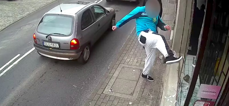 Instant karma: betörte a kirakatot, elütötte egy autó – videó