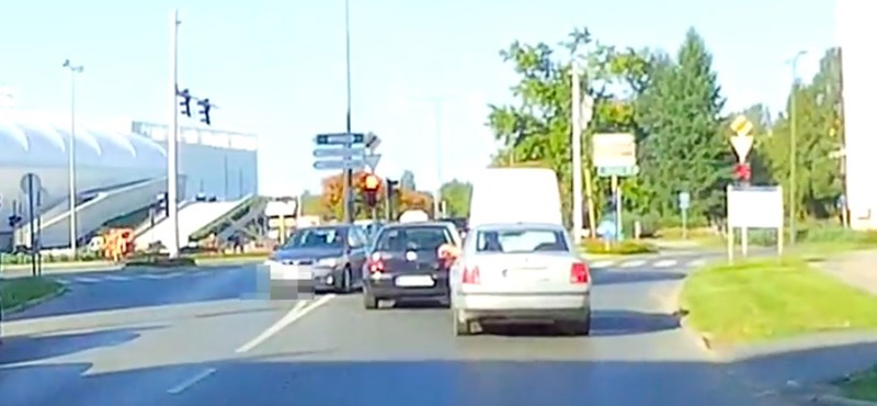 A forgalommal szemben hajtott ki a kereszteződésből a szombathelyi autós – videó