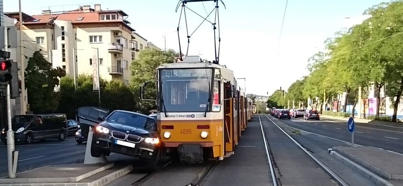 Elég egy BMW, hogy leálljon két villamosvonal – kép