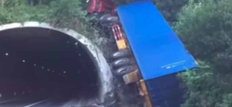 Elaludt a kamionsofőr, az alagút helyett felhajtott a hegyre – videó