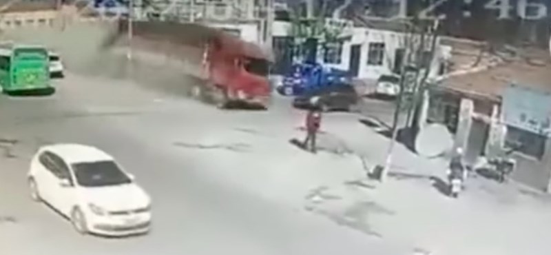 Úgy ment át az épületen a meghibásodott kamion, mint kés a vajon – videó