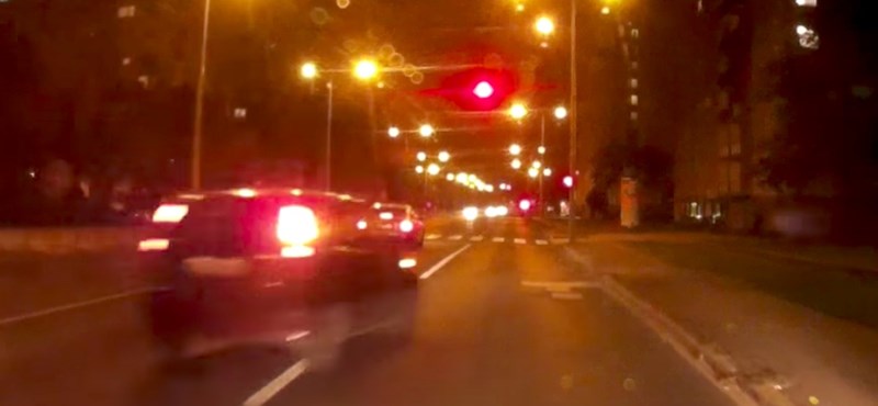Jobbról, piros lámpánál előzött be az autós – videó