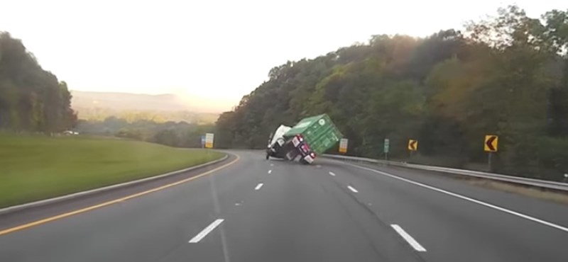 Ez a vége, ha egy kamion (túl) nagy sebességgel vesz be egy kanyart – videó