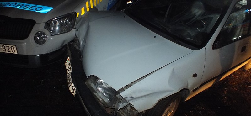 Rendőrautók közé csapódva kaptak el egy kocsitolvajt Budakalászon