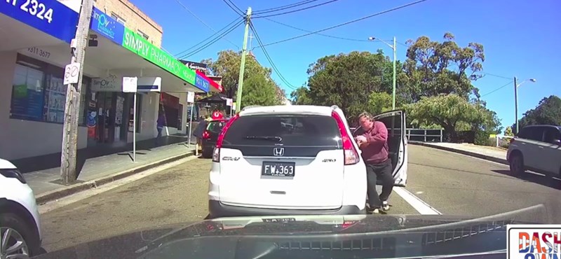 Kiszállt balhézni a sofőr, csak a kéziféket felejtette el behúzni – videó