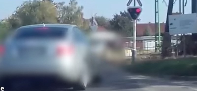 Videó: nem nagyon zavarja a magyar autósokat, hogy piros a lámpa a vasúti átjárónál