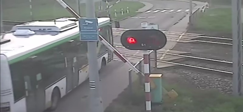 Pirosnál hajtott a sínekre a busz, és jött a vonat is – videó