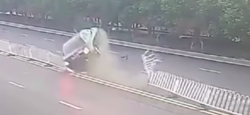 Csoda, hogy túlélte: 720 fokos fordulatot tett az autó, amikor nagy sebességnél elszállt – videó