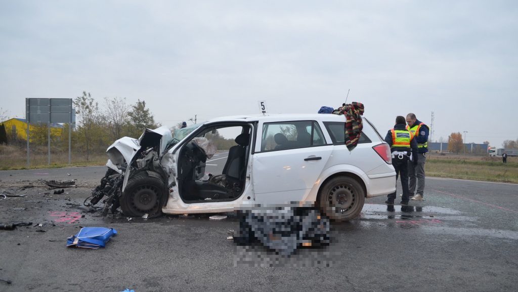 Egy autós meghalt, ketten megsérültek a 6-oson – helyszíni fotók