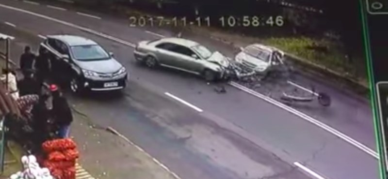 VIDEÓ: Dupla záróvonalnál akart megfordulni a figyelmetlen sofőr, de a visszapillantóba már nem nézett bele