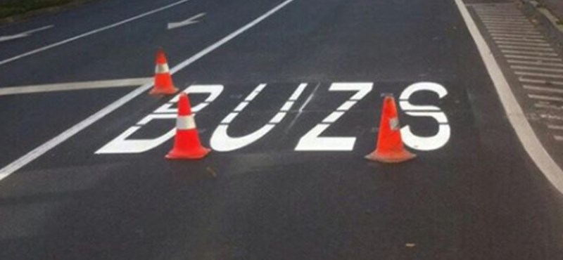Itt a megoldás: így készülhetett a híres BUZS felirat a debreceni úton