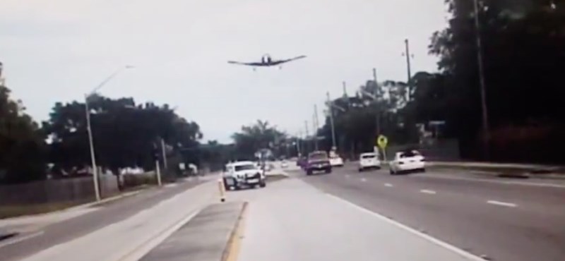 Kisrepülőgép zuhant egy floridai úttestre – videó