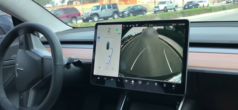 VIDEÓ: Ilyen egy tökéletes párhuzamos parkolás – ahogy a Tesla Model 3 csinálja