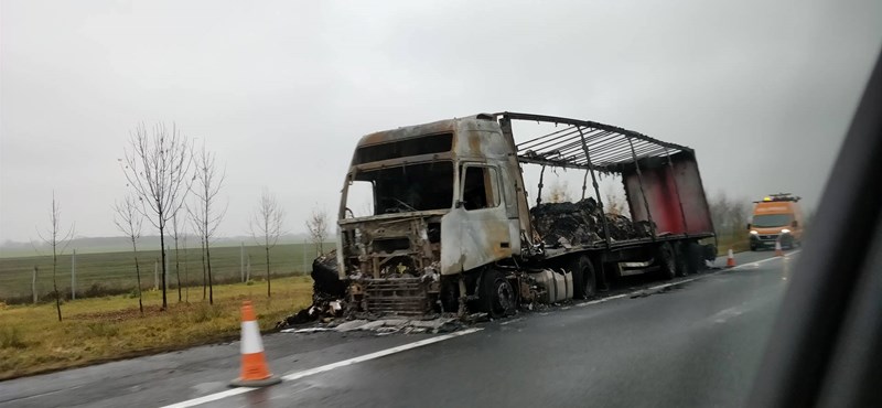 Fotók: Kiégett kamion árválkodik az M3-as autópályán