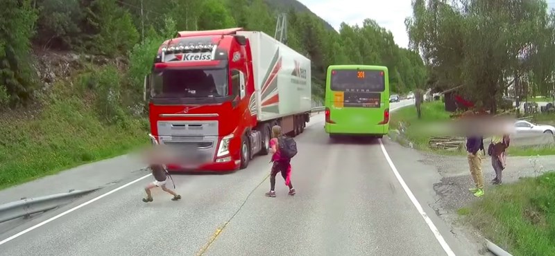 VIDEÓ: A busz mögül szaladtak az úttestre a gyerekek, de jött a kamion