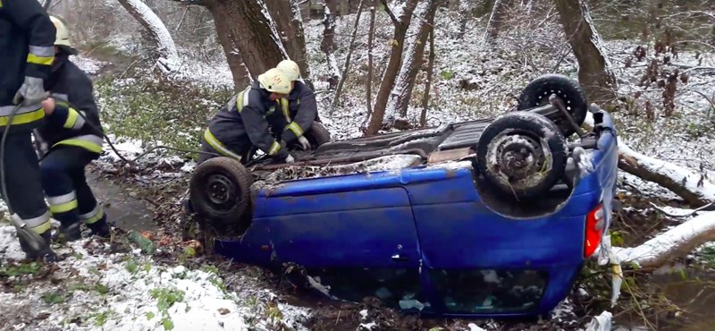 Patakban landolt egy autó Miskolc mellett – videó