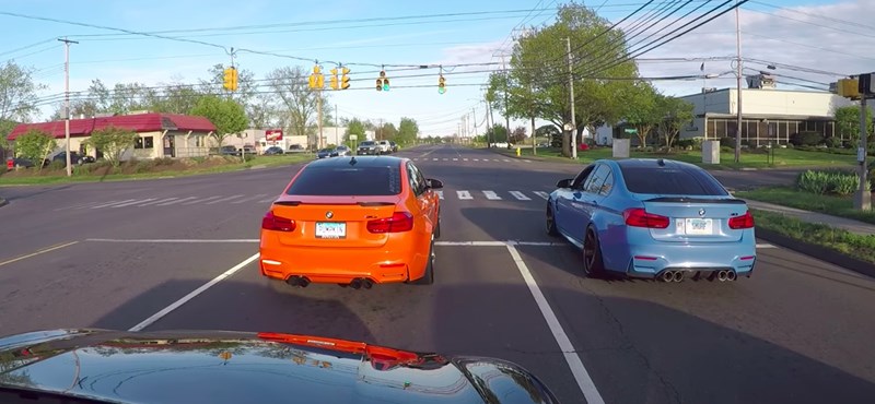 VIDEÓ: Gyorsulási versenyt rendezett két BMW-s, de nem vették észre a mögöttük álló rendőrautót