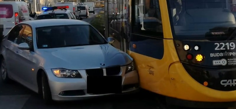 VIDEÓ: A budapesti villamos és a BMW csattanása