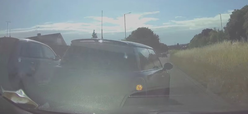 Ez történik, ha egy ön- és közveszélyes sofőr agresszív előzésbe kezd – videó