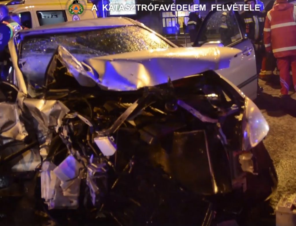 VIDEÓ: Összeütközött két gépkocsi péntek este Budapest X. kerületében, a Kőbányai út és a Pongrácz út kereszteződésében