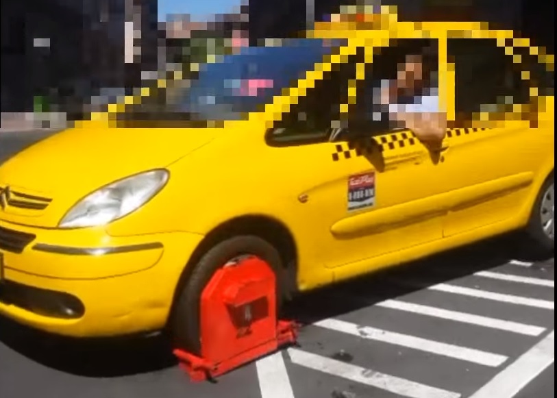 VIDEÓ: Elindulni kerékbilinccsel??? A budapesti taxis megpróbálta!