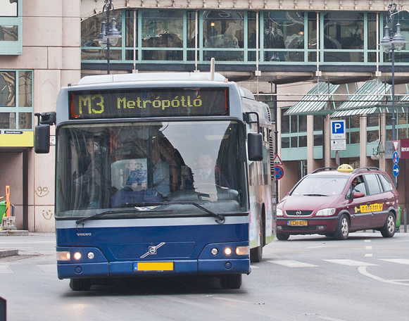 Karambolozott egy metrópótló busz Kispesten