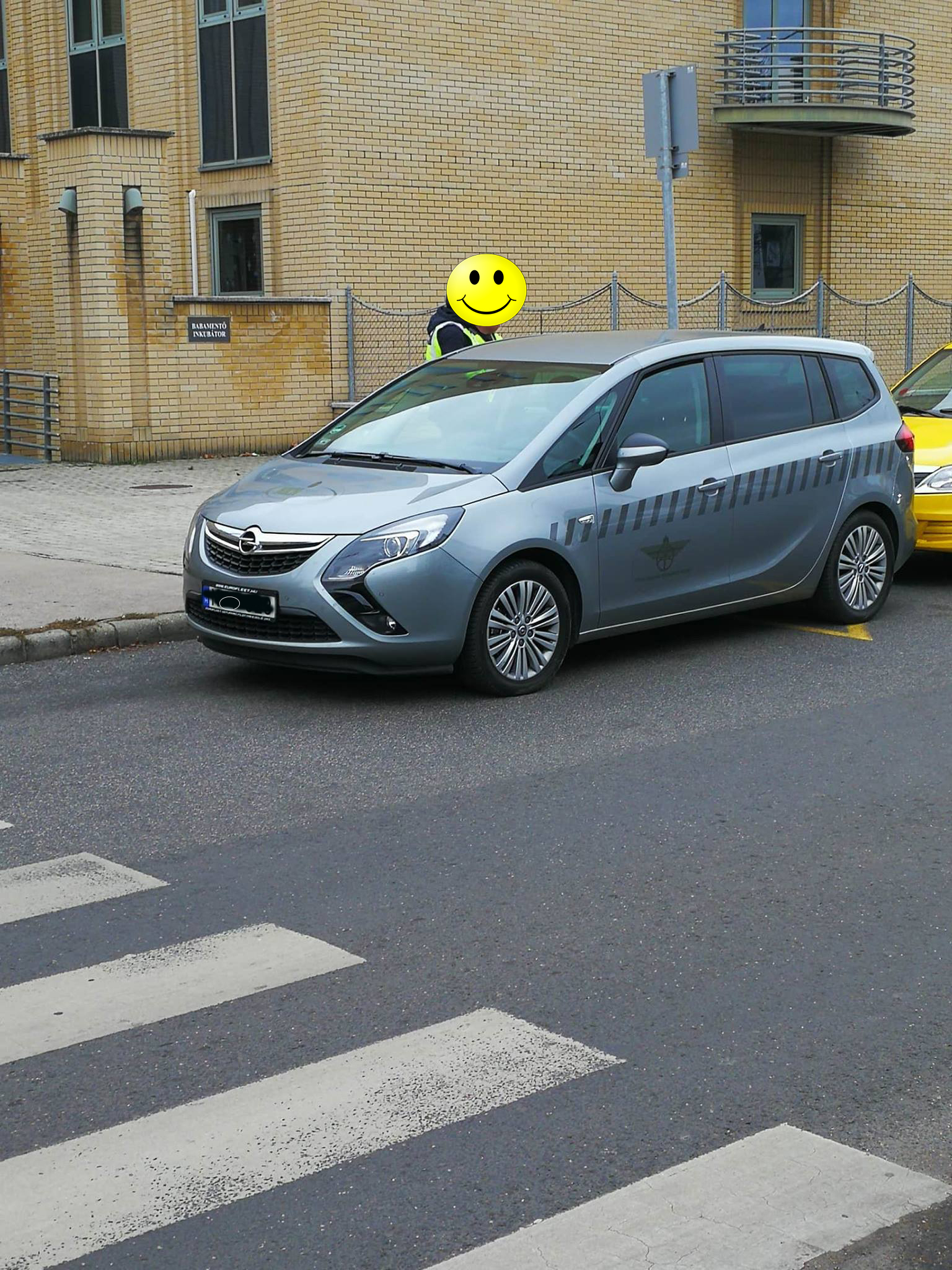 A közlekedési hatóság ellenőrzi a Taxikat, vélhetőleg ők maguk is szabálytalanul parkolva