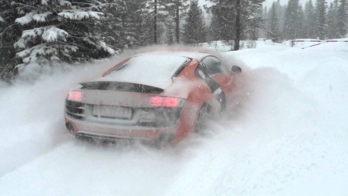 30 centi hó meg se kottyan egy Audi R8-nak