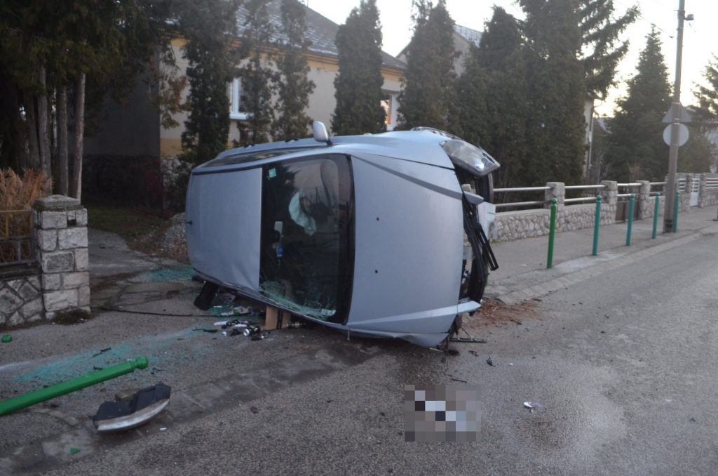 FOTÓK: Relatív gyorshajtás miatt történt baleset Győrszentivánon