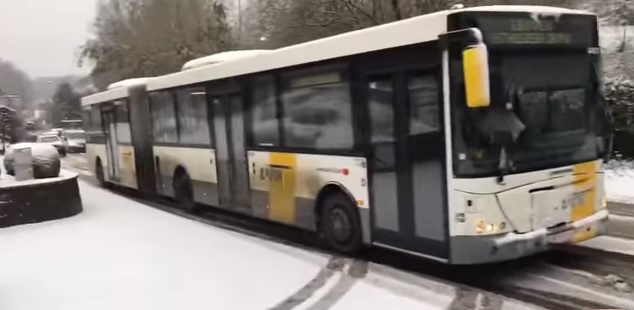 VIDEÓ: Elakadt a hóban a busz, sosem találod ki, mi mentette ki!