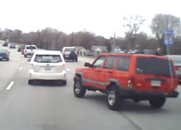 VIDEÓ: Itt a példa, hogy NE haladj el egy igazoltató rendőrautó mellett