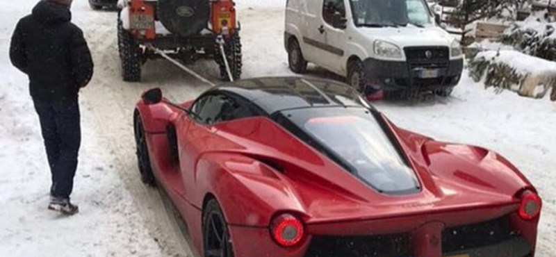 A nap fotója: a 3 milliárd forintos Ferrari és a hó esete