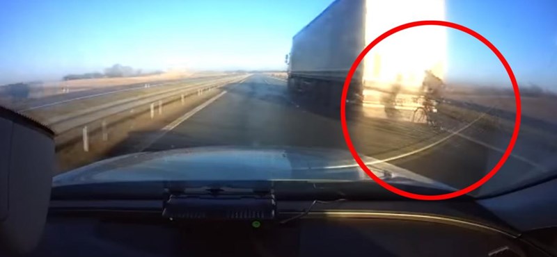 Videó: 90 km/h-val tapadt az előtte levő kamionra egy kerékpáros az autópályán