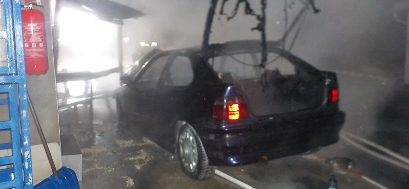 Gázpalackok mellett lángolt egy autó egy benzinkúton – fotók
