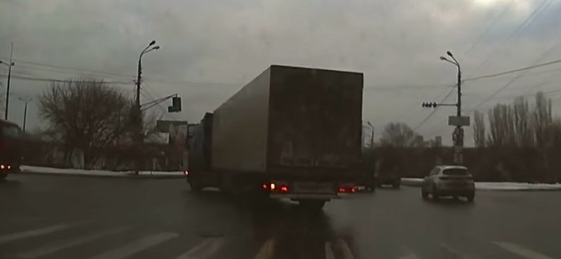 VIDEÓ: Csak balra akart kanyarodni a sofőr, de súlyos baleset lett a vége