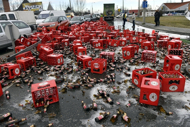 Durva: rengeteg sör tört össze egy balesetben Dunaharasztiban – fotók