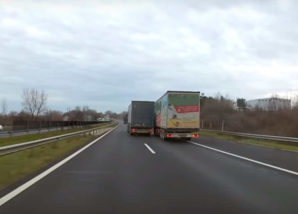 Román és Magyar kamion adok-kapok az M7-en a Balaton irányában