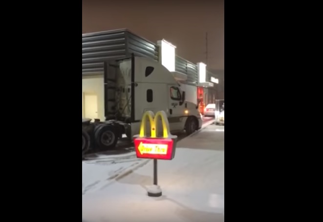Egy kamionos is lehet éhes, ő viszont a McDrive-ba is nyerges vontatóval ment