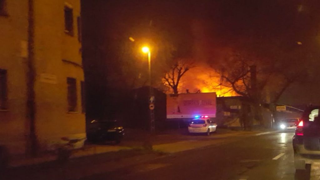 Óriási lángokkal ég egy raktárépület a X. kerületi Pongrác úton a Gép utcánál