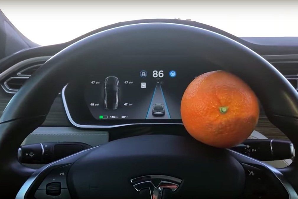 Naranccsal hekkelhető a Tesla robotpilótája