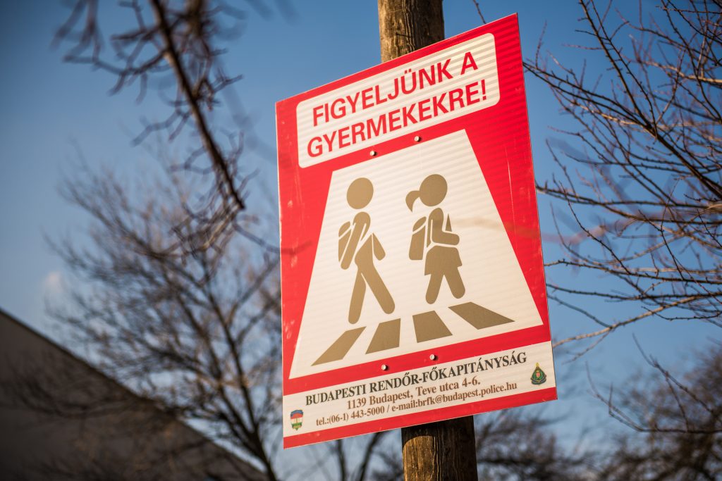 Új közlekedési táblákat helyezett ki a rendőrség az iskolák és óvodák környékén