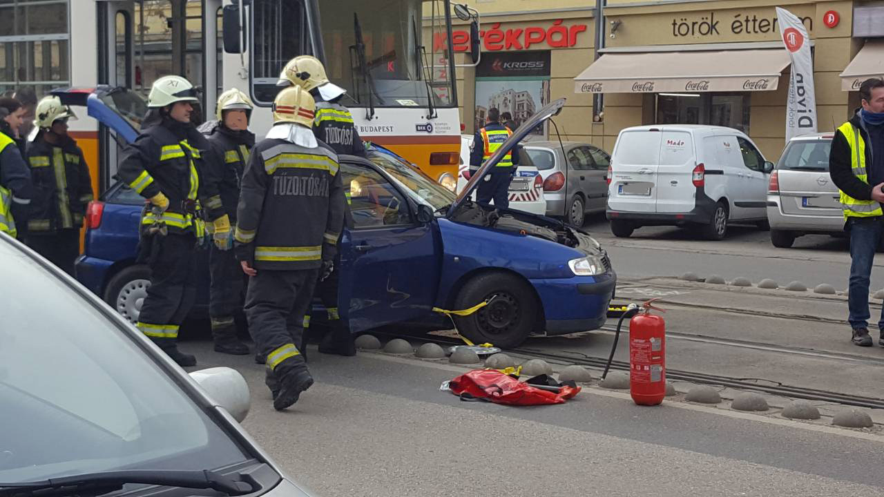 FOTÓK: Villamossal ütközött egy autó a 11. kerületben